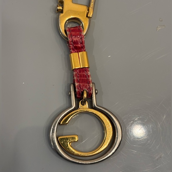 Gucci Gold and Red G Keychain - Picture 4 of 6